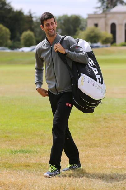 Nole Djokovic sbarca in elicottero a Stoke Park. Da luned difender il titolo sull&#39;erba di Wimbledon. Oggi intanto si  concesso   sui campi in erba di Stoke Park nel torneo di esibizione The Boodles, dove Fognini  si  arreso contro l&#39;olandese Robin Haase col punteggio di 6-4 7-5